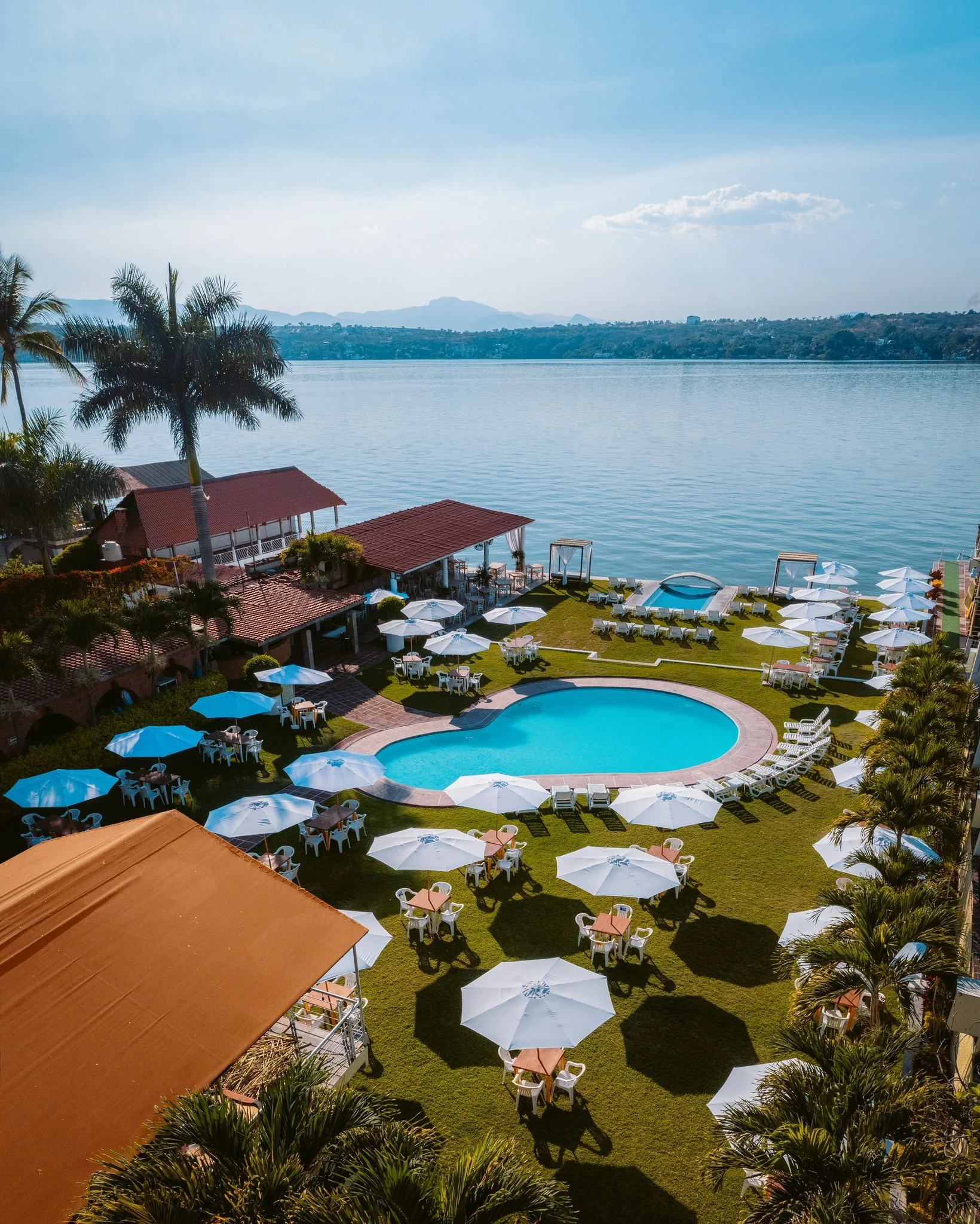 Vista panorámica de Paradise Ski Club frente al lago de Tequesquitengo